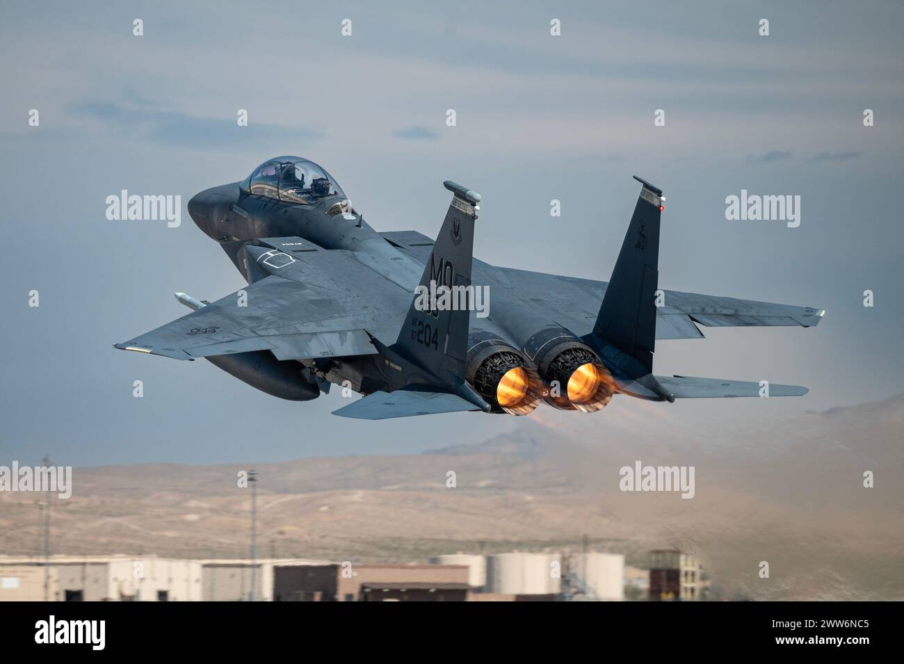 Ein F-15E Strike Eagle, der dem 366th Fighter Wing auf der Mountain Home Air Force Base in Idaho zugeordnet ist, startet für die Red Flag-Nellis 24-2 Mission Stockfoto