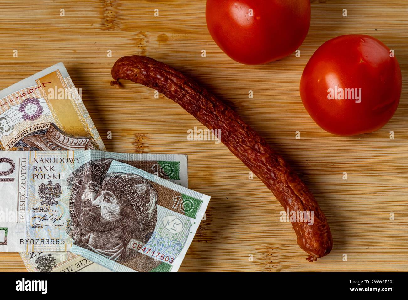 Anstieg der Lebensmittelpreise in Polen, Brot, Butter auf einem Schneidebrett, Tomaten, Wurst, Mehrwertsteuer auf Lebensmittel Polen Geld Stockfoto