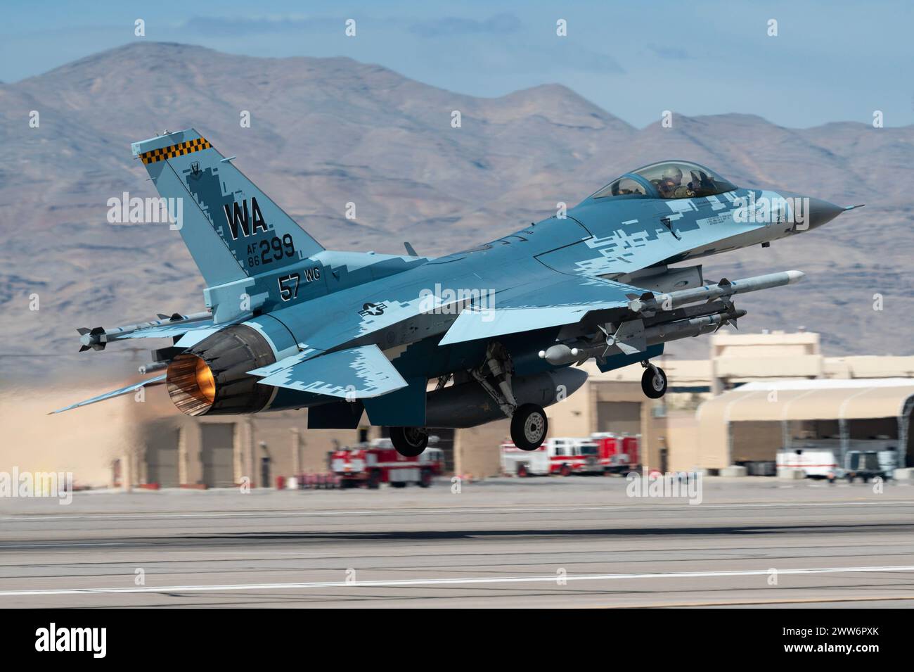 Ein F-16-Aggressor der 64th Aggressor Squadron startet am 14. März 2024 zu einer Red Flag-Nellis 24-2-Mission bei Nellis AFB, Nevada Stockfoto