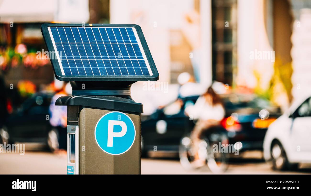 Stockholm, Schweden. Parkmaschine mit EINER Solarbatterie zum Aufladen von Solar Energy Light ausgestattet. Elektronische Zahlung, die eine Genehmigung erteilt Stockfoto