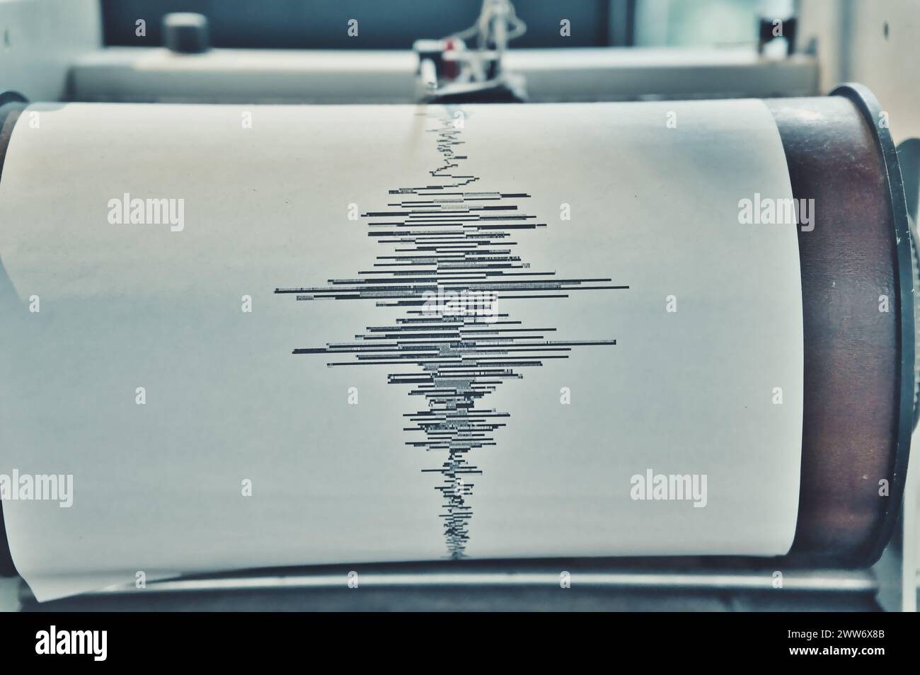 Dokumentation der Erdbewegung: Ein Sismograph-Aufzeichnungsgerät mit seismischen Wellen auf Papier Stockfoto