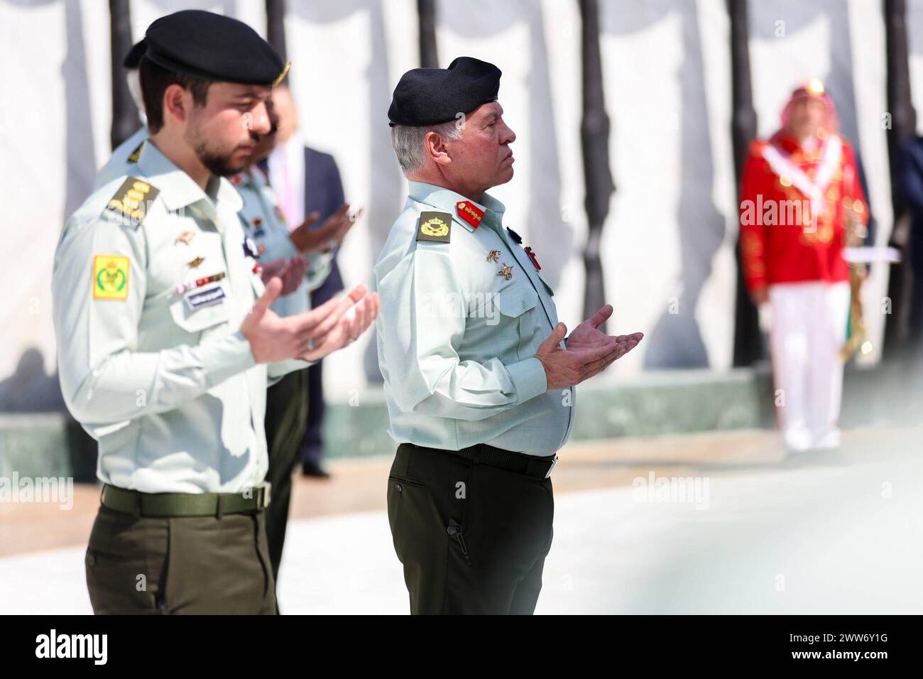 Jordanischer König Abdullah II., Oberbefehlshaber der Streitkräfte, in Begleitung seiner Hoheit Prinz Hussein bin Abdullah II., der jordanische König Abdullah II., Oberbefehlshaber der Streitkräfte, in Begleitung seiner Hoheit Prinz Hussein bin Abdullah II., Kronprinz, Schirmherrschaft für die Feier der arabischen Armee der Jordanischen Streitkräfte anlässlich des sechsundfünfzigsten Jahrestages der Schlacht von Karama, Jordanien, am 21. März 2024. Royal Hashemite Court apaimages Amman Amman Jordan 210324 Jordan RPO 005 Copyright: XapaimagesxRoyalxHashemitexCourtxxapaimagesx Stockfoto