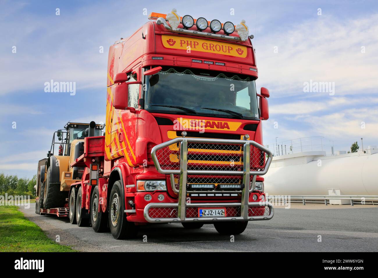 Die kundenspezifische Scania Truck PHP Group ist bereit, den Cat 980K-Radlader auf einem Nooteboom-Tieflader-Anhänger zu transportieren. Forssa, Finnland. August 2022. Stockfoto