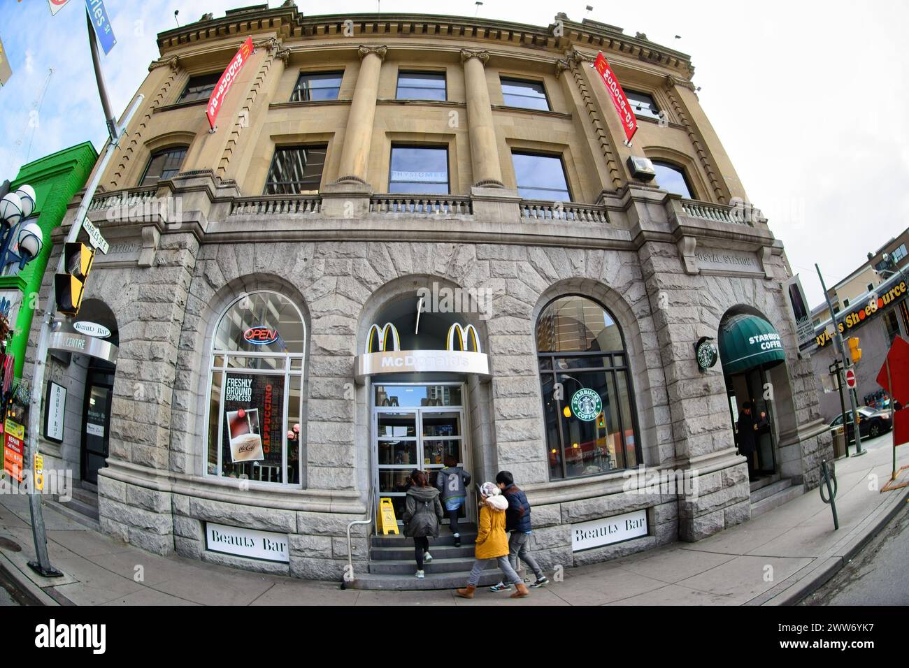 Weitwinkel des McDonald's Gebäudes außen, Downtown District, Toronto, Kanada Stockfoto