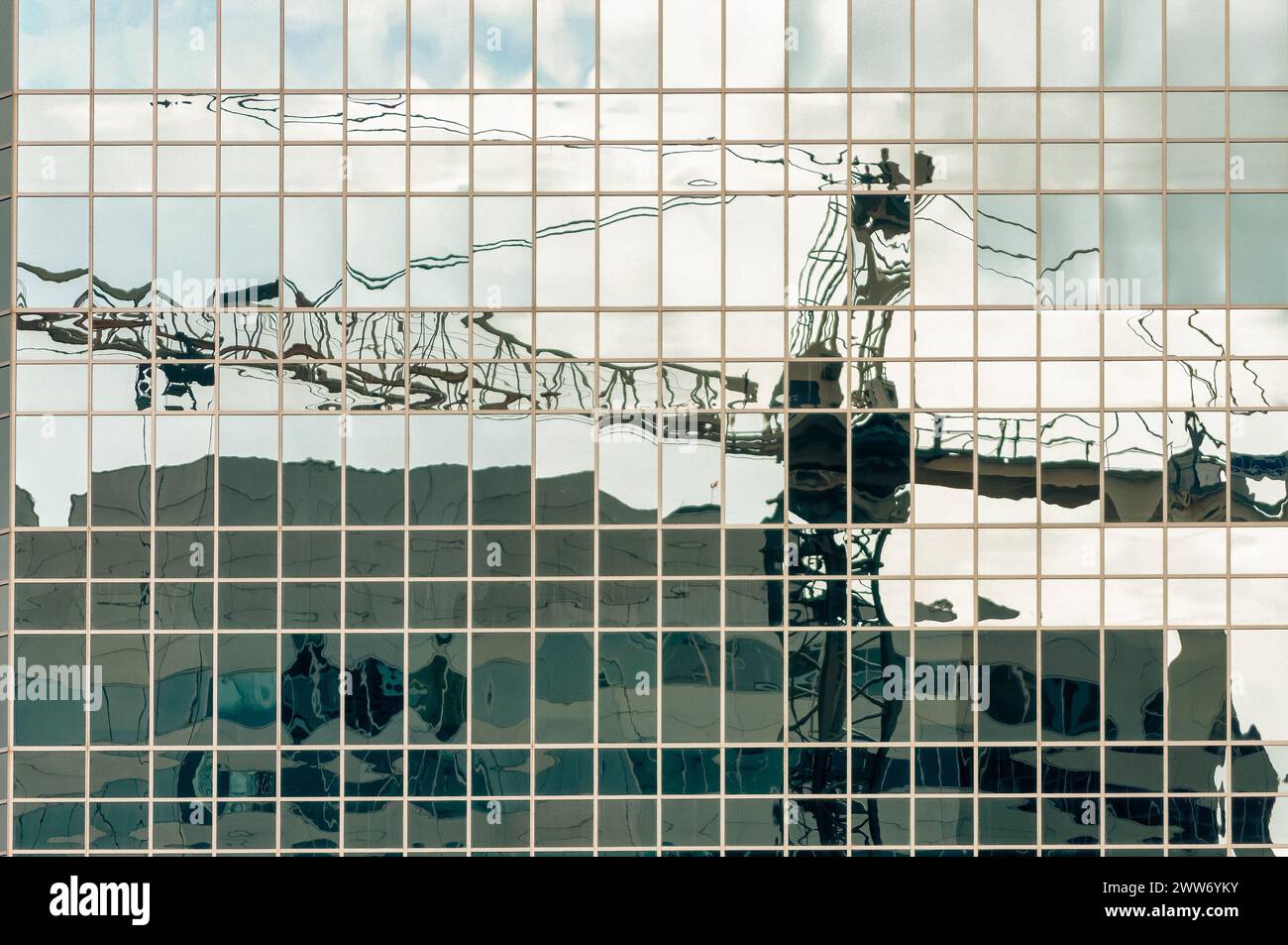 Reflexion des Baukrans auf der Glaswand des modernen Gebäudes, Toronto, Kanada Stockfoto