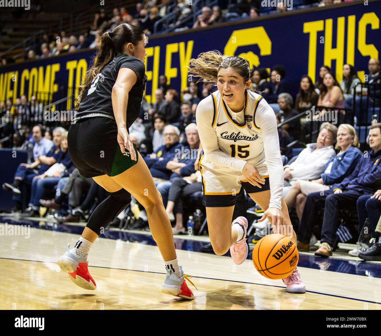 21. März 2023 Berkeley, CA U.S.A. der kalifornische Garde Kemery Martin (15) geht während des NCAA WBIT First Round Game 1 Women's Basketball-Spiels zwischen den Hawaii Rainbow Wahine und den California Golden Bears zum Basketball. Kalifornien schlug Hawaii 65-60 im Haas Pavilion Berkeley Kalifornien Thurman James/CSM Stockfoto