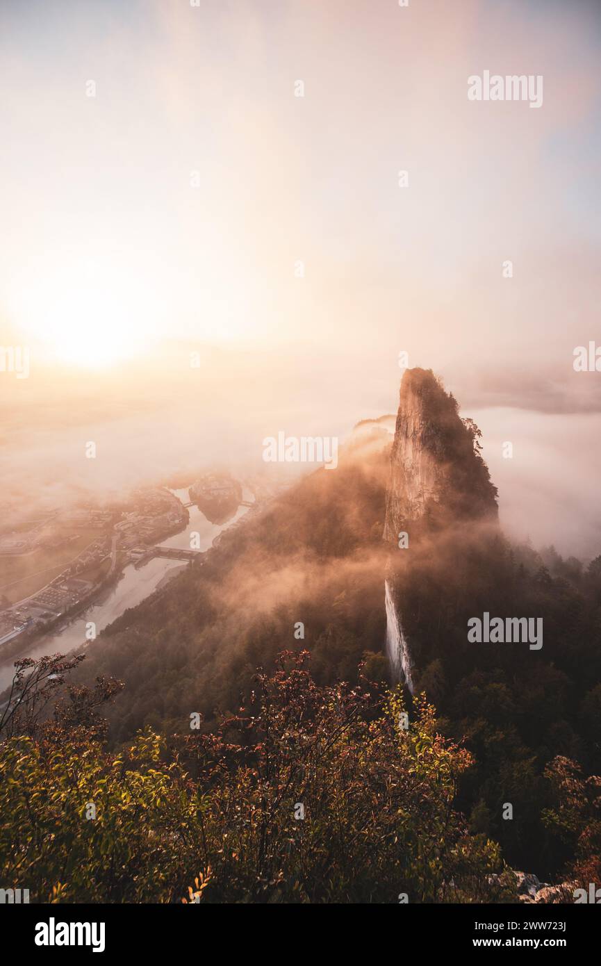 Morgenstimmung mit Nebel mit Sonnenaufgang auf den Barmsteinen bei Hallein im Salzburgerland, Österreich am 10.10.2021. // Morgenstimmung mit Nebel mit Sonnenaufgang auf den Barmsteinen bei Hallein im Salzburgerland, Österreich am 10. Oktober 2021. - 20211010 PD19091 Credit: APA-defacto Datenbank und Contentmanagement GmbH/Alamy Live News Stockfoto