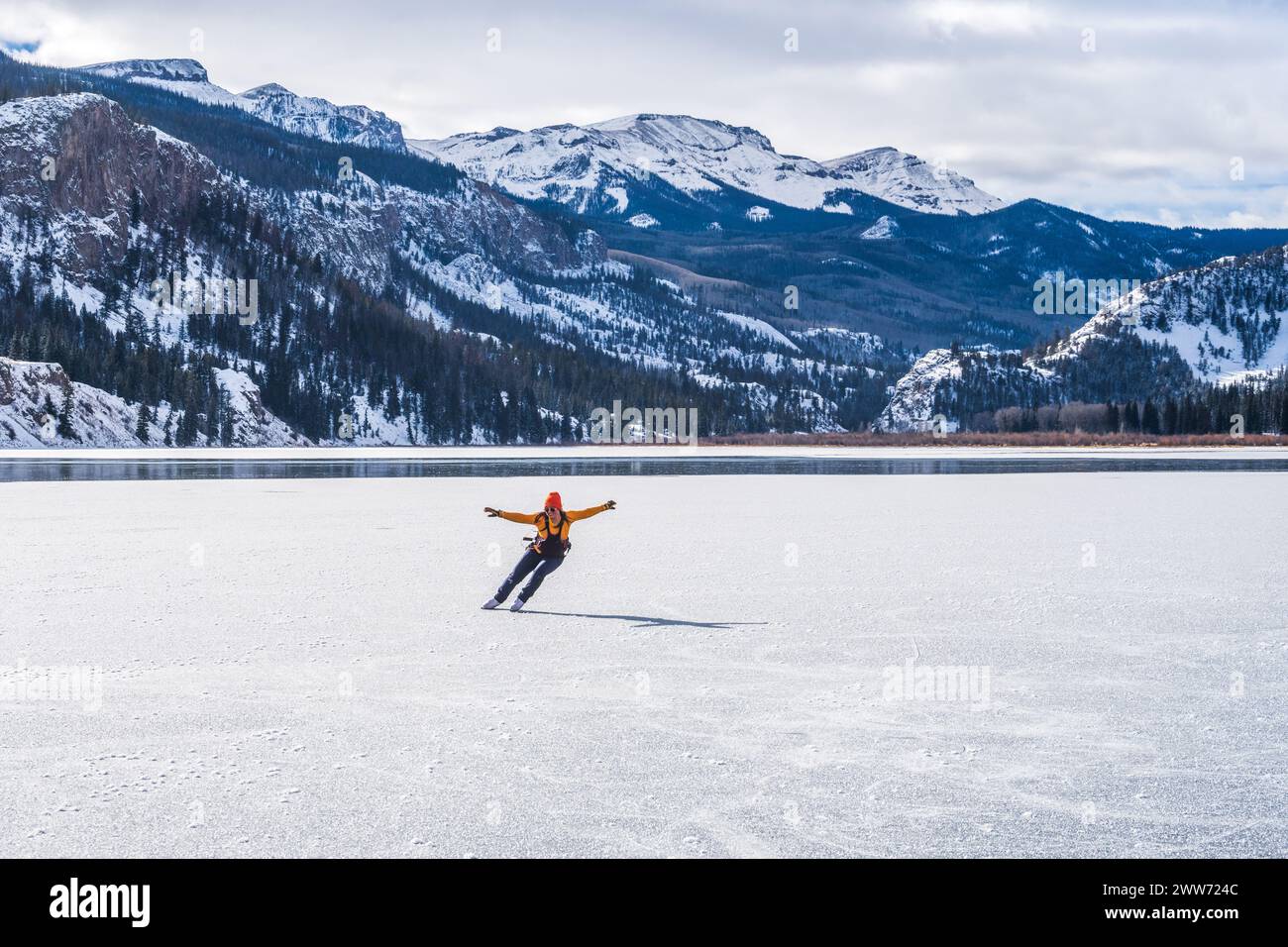 Wilder Eisläufer auf Einem gefrorenen See in Colorado Stockfoto