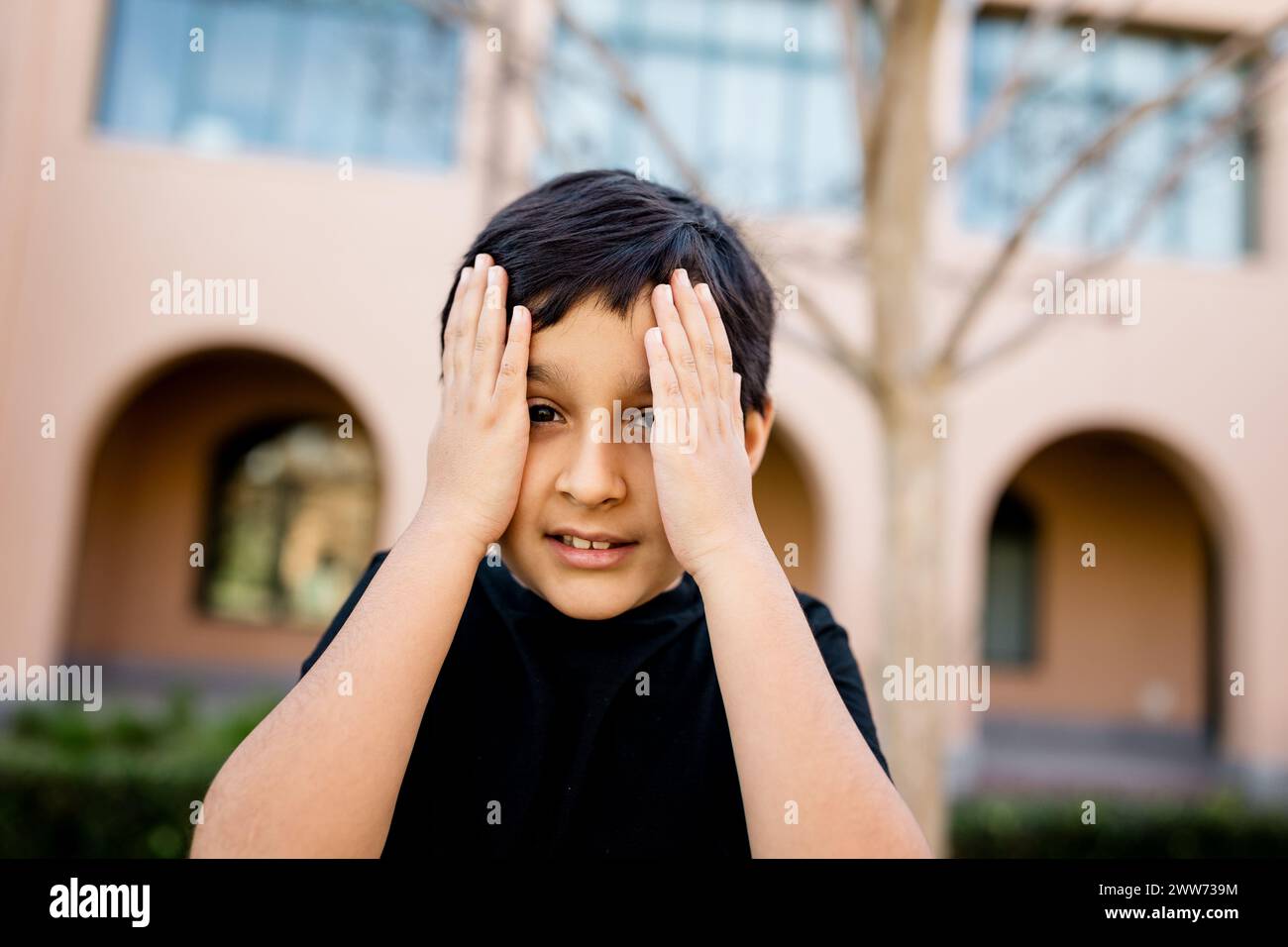 Der achtjährige autistische Junge versteckt sich vor der Kamera in San Diego Stockfoto
