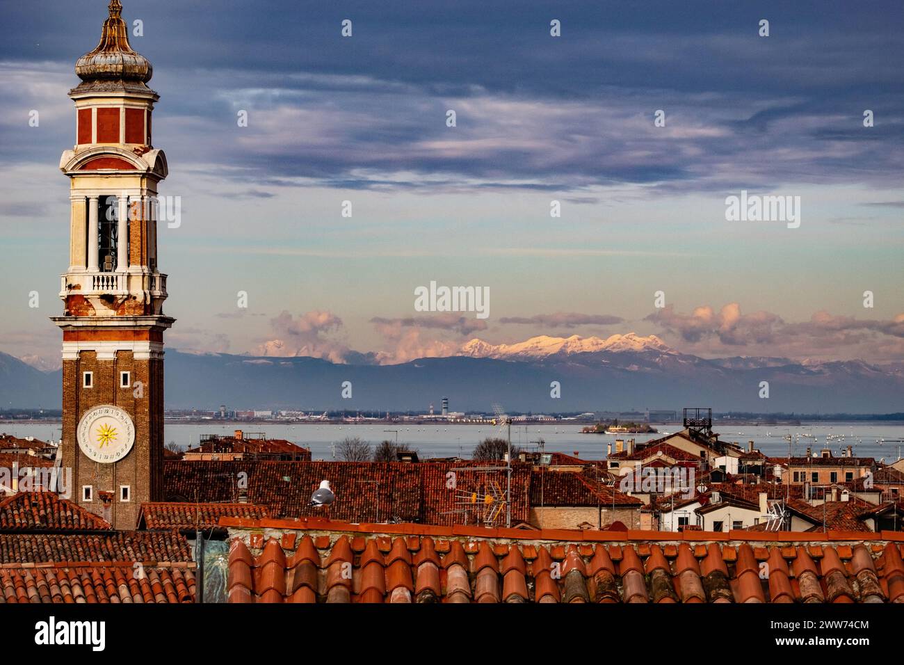 Blick auf die Dächer von venedig mit den Bergen im Hintergrund Stockfoto