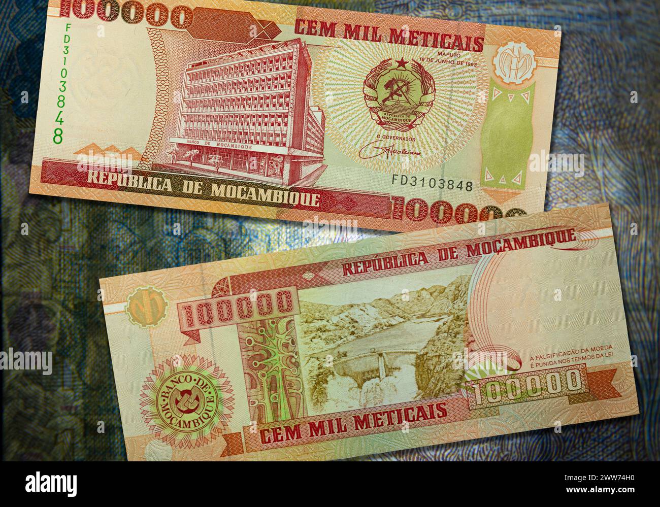 Eine Nahaufnahme der 100000 meticais-Banknoten Mosambiks. Stockfoto