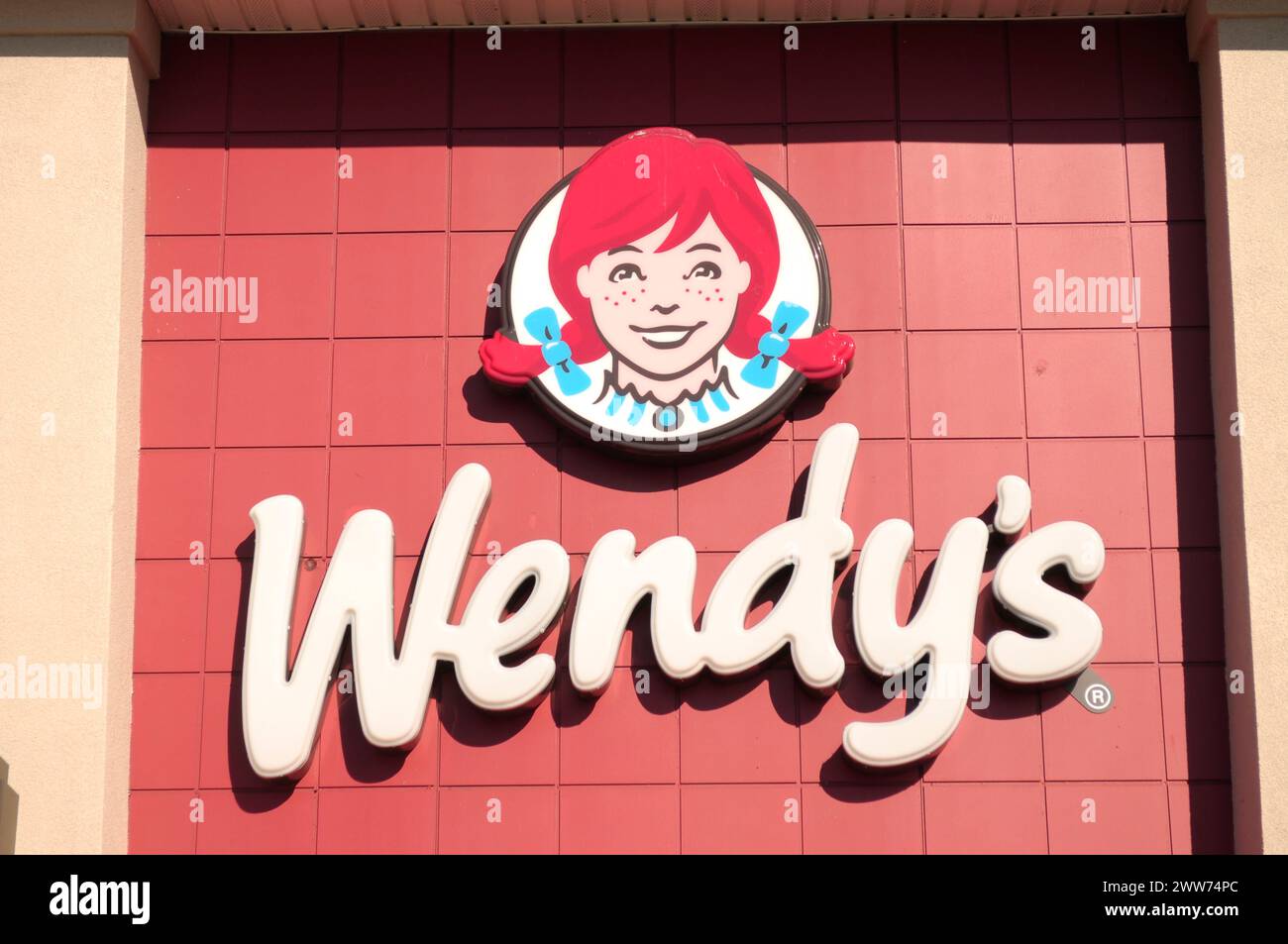 New York, Usa. März 2024. Ein Wendy's Logo ist in einem Wendy's Restaurant im Stadtteil Levittown im Nassau County, Long Island, New York zu sehen. (Foto: Jimin Kim/SOPA Images/SIPA USA) Credit: SIPA USA/Alamy Live News Stockfoto