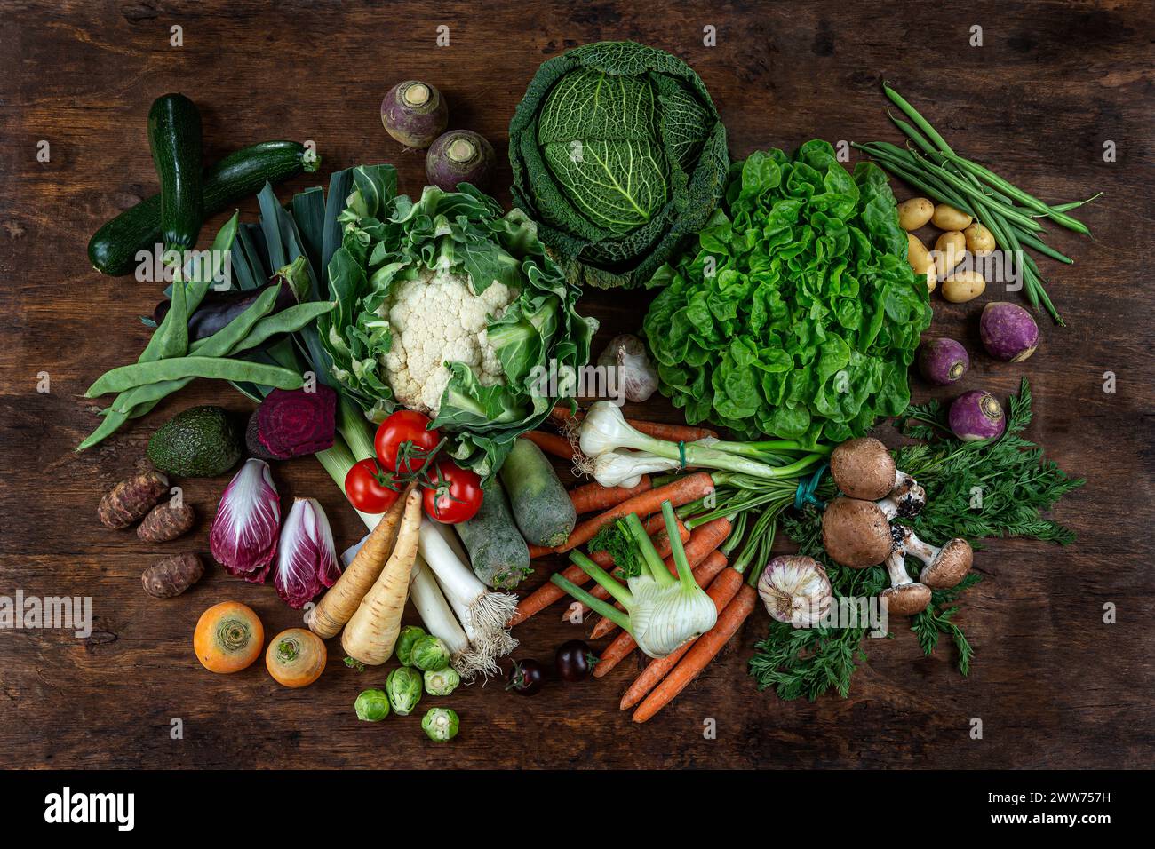 Platte mit frischem Gemüse, einschließlich altem Wurzelgemüse. Stockfoto