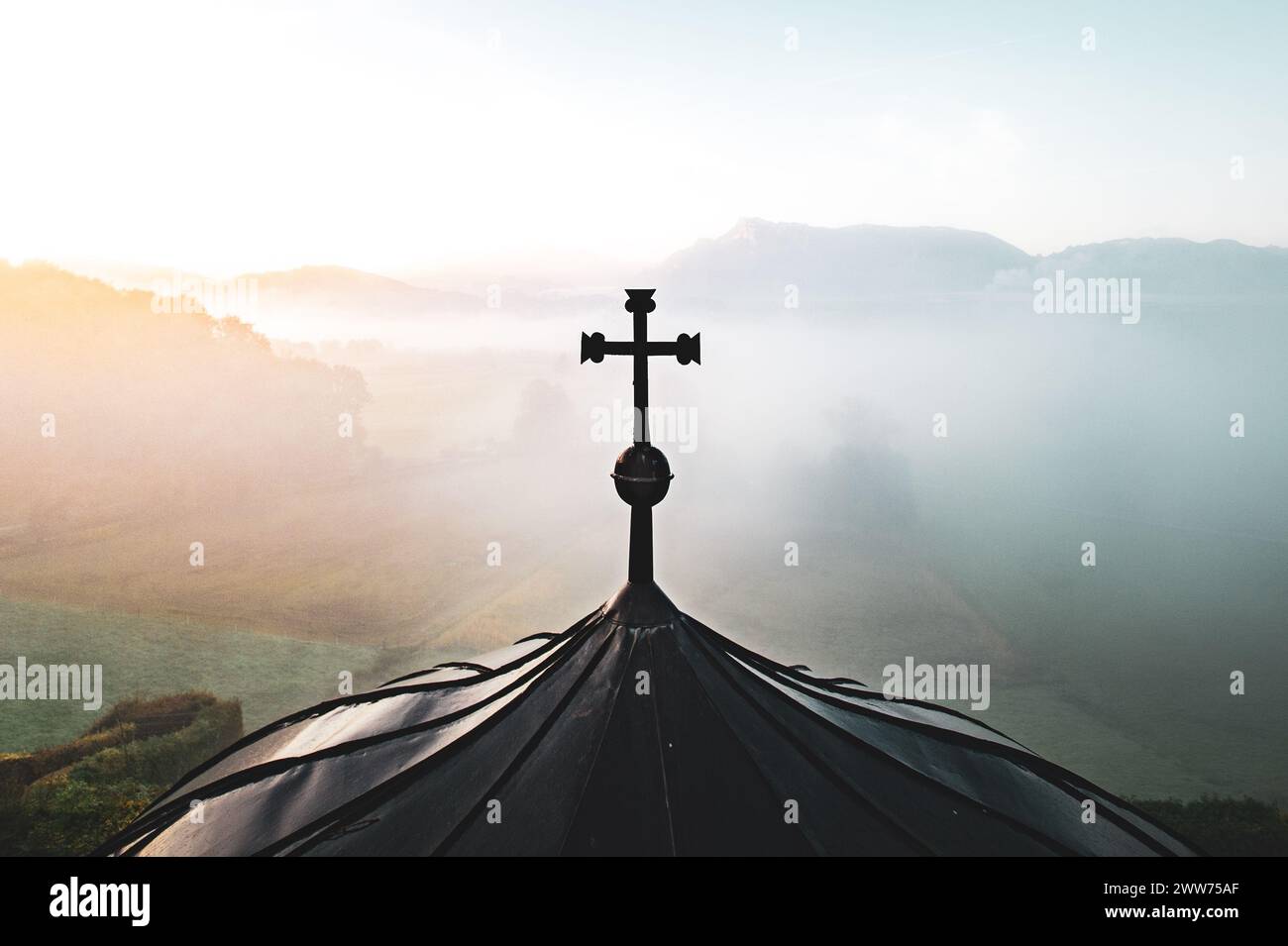 Sonnenaufgang und Morgenstimmung bei der Wallfahrtskirche Maria Plain am Stadtrand mit Blick auf die Mozartstadt Salzburg und das umliegende Gebirge am 17.10.2021. // Sonnenaufgang und Morgenstimmung in der Wallfahrtskirche Maria Plain am Stadtrand mit Blick auf die Mozartstadt Salzburg und die umliegenden Berge am 17. Oktober 2021. - 20211017_PD19379 Credit: APA-defacto Datenbank und Contentmanagement GmbH/Alamy Live News Stockfoto