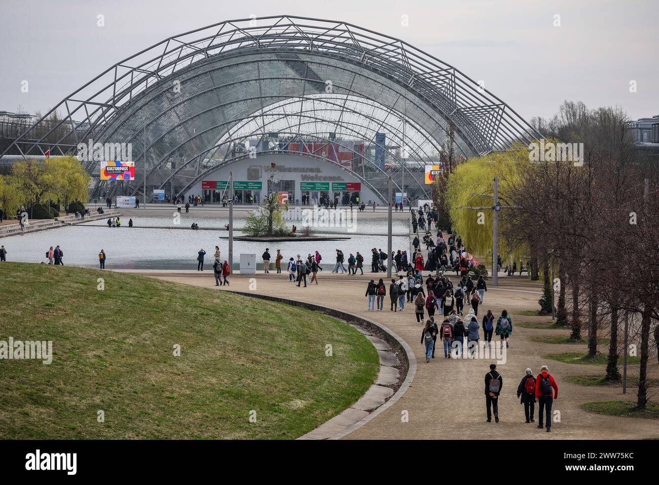 22. März 2024, Sachsen, Leipzig: Besucher laufen die letzten Meter zur Leipziger Buchmesse am Morgen. Die Leipziger Verkehrsgesellschaft streikt seit den frühen Morgenstunden durch die gewerkschaft Verdi. Nach Angaben des Unternehmens werden die Straßenbahnverbindungen zum Messegelände jedoch mit nicht streikenden Fahrern aufrechterhalten. Über 2000 Aussteller aus 40 Ländern werden ihre neuen Produkte auf dem Frühjahrstreffen der Buchbranche präsentieren. Unter dem Motto "alles außer flach" werden die Niederlande und Flandern dieses Jahr als Gastländer vertreten sein. Foto: Ja Stockfoto