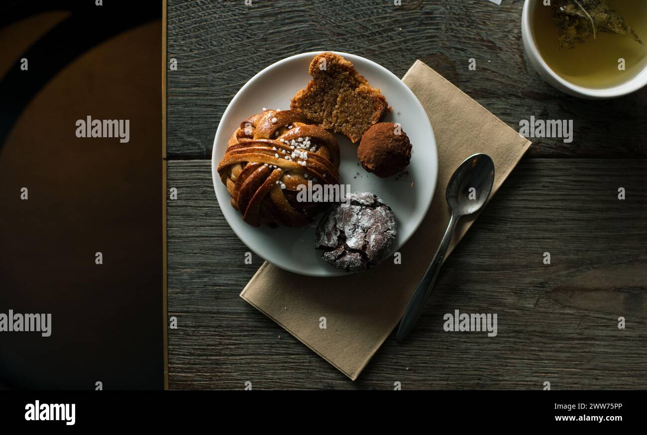 Schwedische Fika auf einem Teller mit einer Tasse Kräutertee in Stockholm Stockfoto