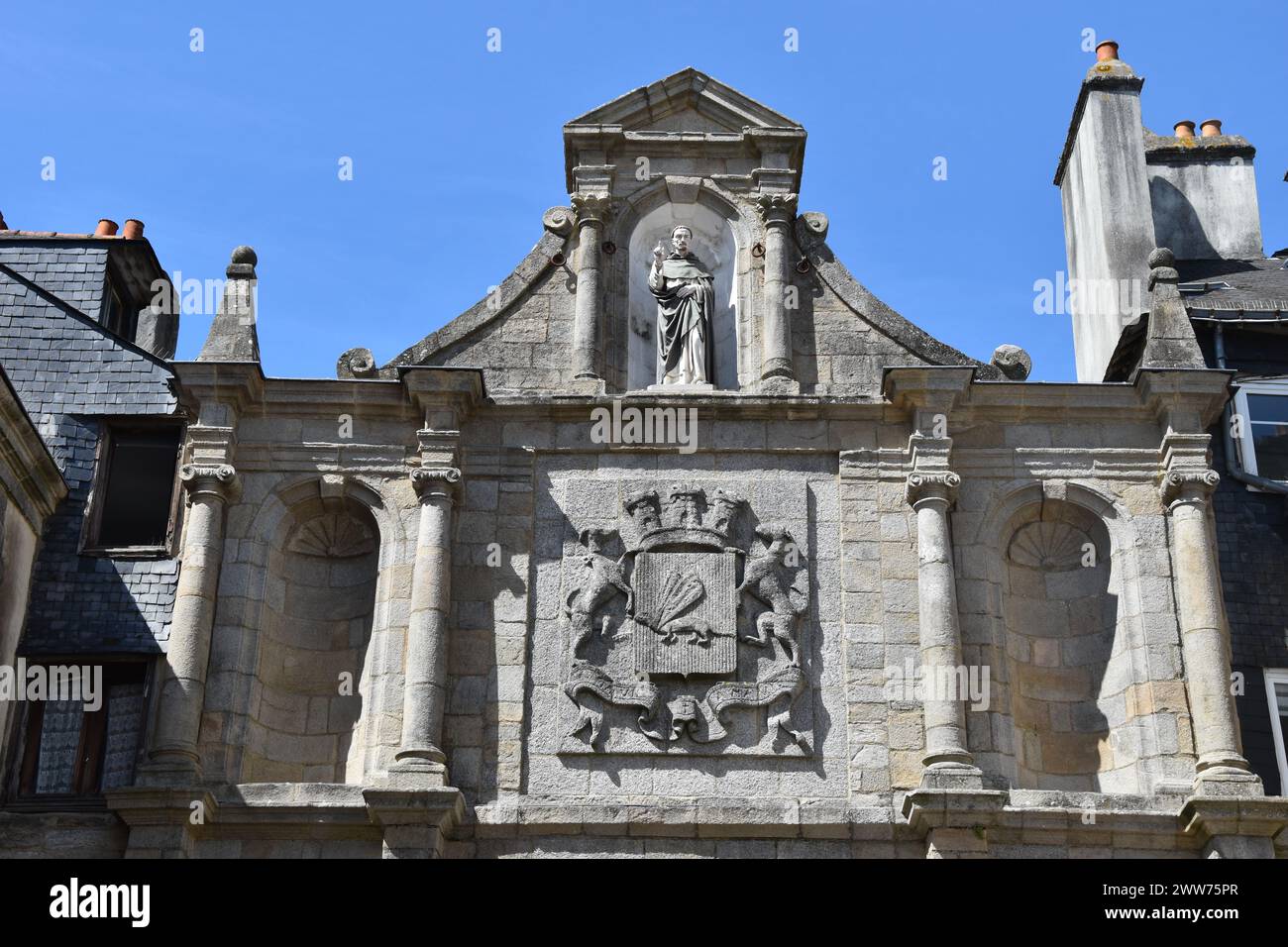 Altes Gebäude mit Steinskulpturen, Details Stockfoto