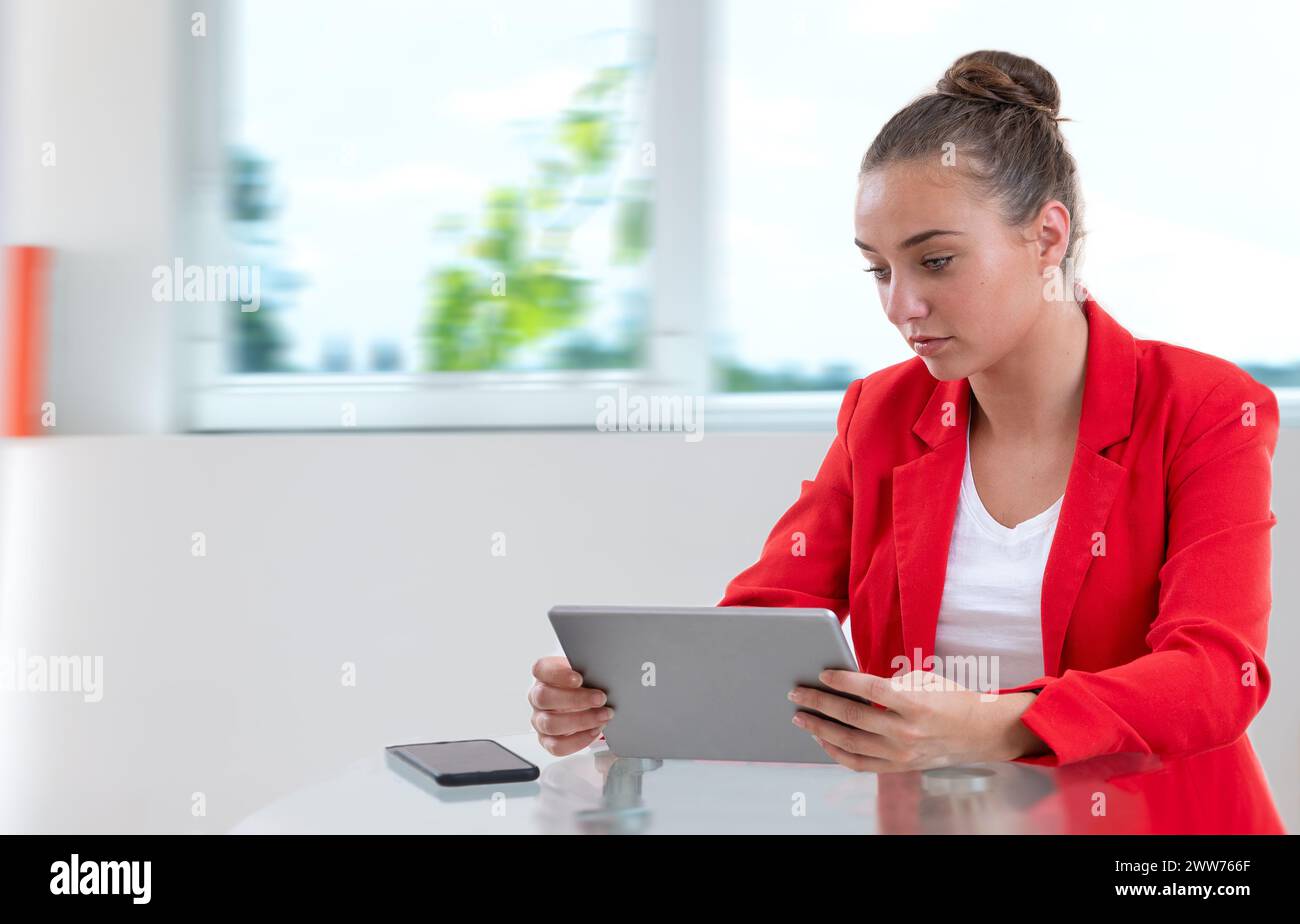 Eine junge Frau liest ihre Nachrichten. Stockfoto