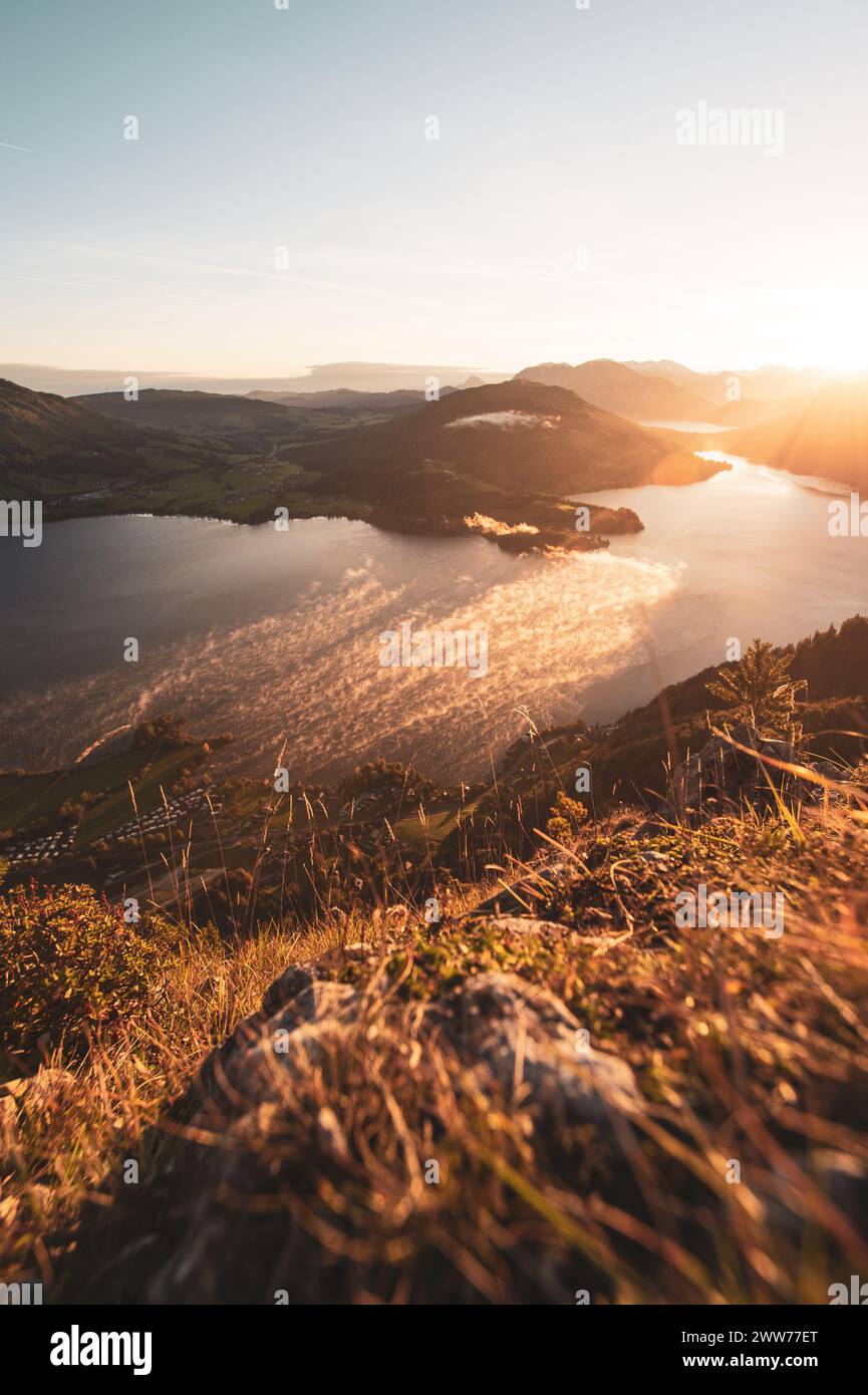 Sonnenaufgang am Gipfel der Drachenwand und Blick auf den Mondsee. Mit einer Höhe von 1176 hm liegt sie in den Salzkammergut-Bergen, einer Berggruppe in den Nördlichen Kalkalpen in Salzburg an der Grenze zu Öberösterreich, Österreich am 15.10.2021. // Sonnenaufgang auf dem Gipfel der Drachenwand und Blick auf den Mondsee. Mit einer Höhe von 1176 m liegt sie im Salzkammergut, einer Gebirgsgruppe in den Nördlichen Kalkalpen in Salzburg an der Grenze zu Oberösterreich am 15. Oktober 2021. - 20211015 PD15708 Stockfoto