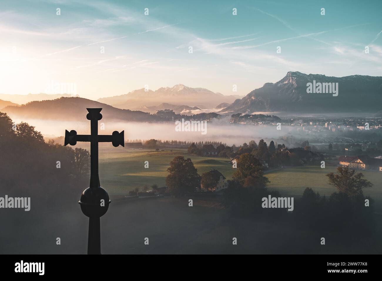 Sonnenaufgang und Morgenstimmung bei der Wallfahrtskirche Maria Plain am Stadtrand mit Blick auf die Mozartstadt Salzburg und das umliegende Gebirge am 17.10.2021. // Sonnenaufgang und Morgenstimmung in der Wallfahrtskirche Maria Plain am Stadtrand mit Blick auf die Mozartstadt Salzburg und die umliegenden Berge am 17. Oktober 2021. - 20211017_PD19374 Credit: APA-defacto Datenbank und Contentmanagement GmbH/Alamy Live News Stockfoto