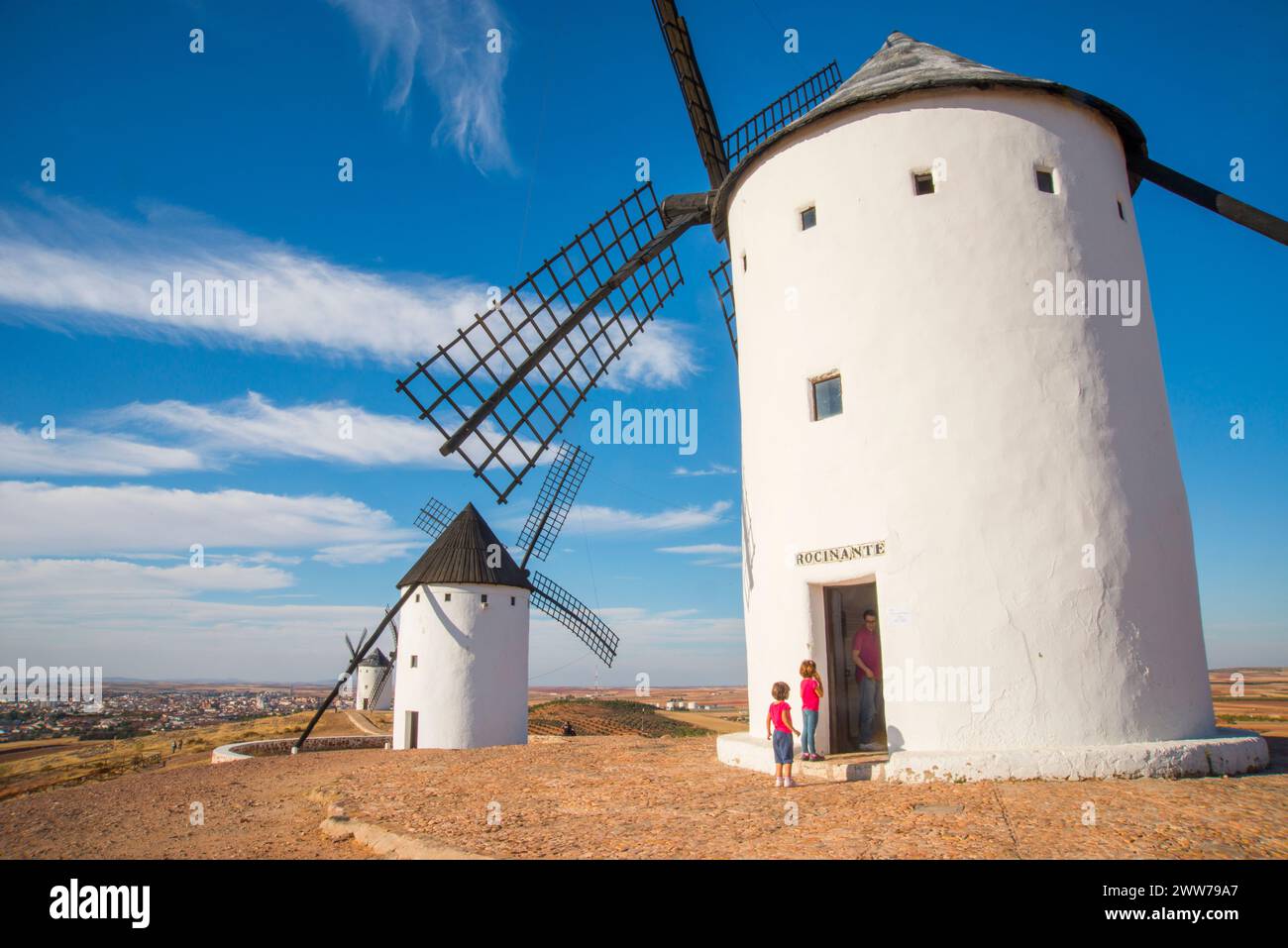 Windmühlen. Alcazar de San Juan, Provinz Ciudad Real, Castilla La Mancha, Spanien. Stockfoto