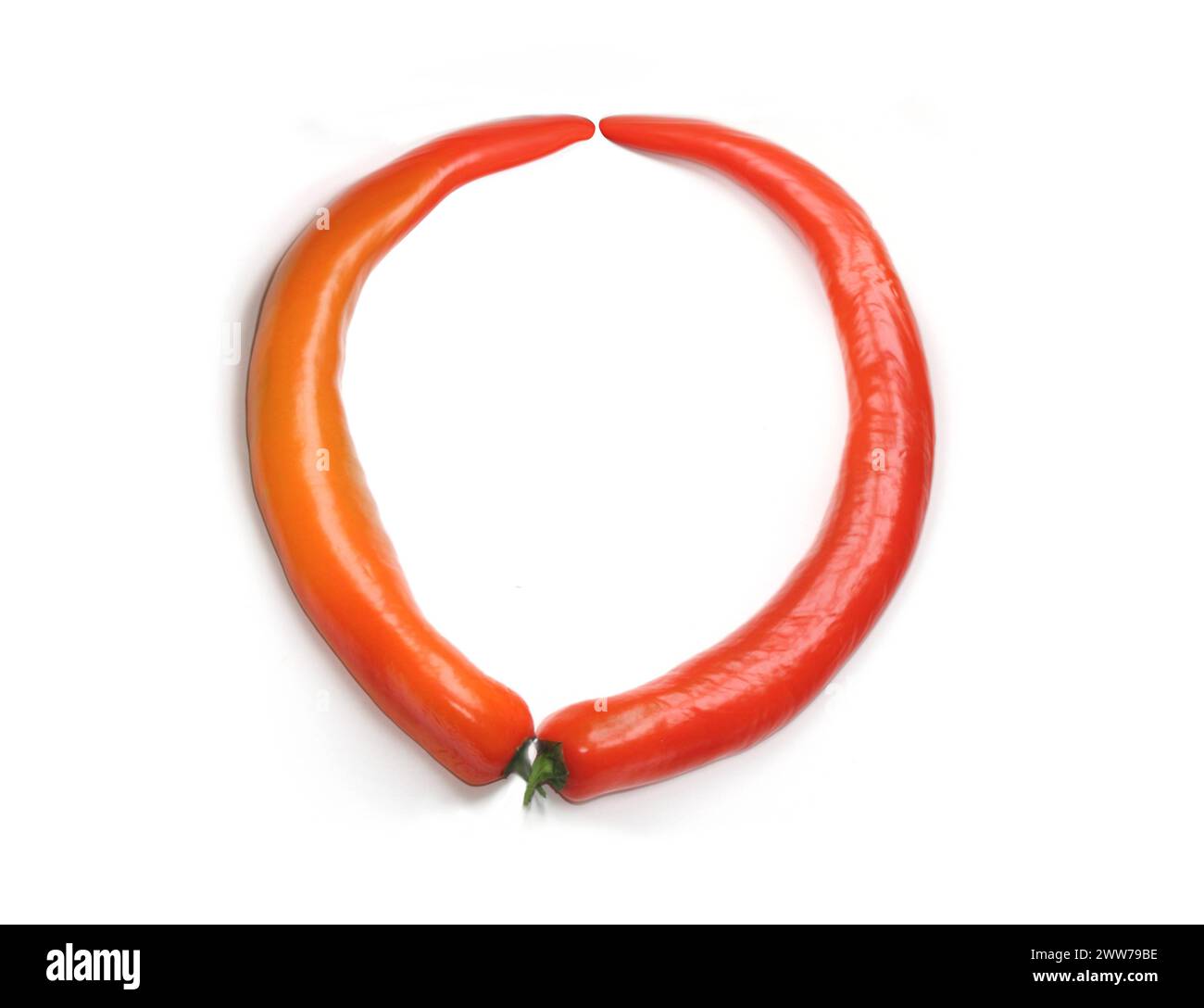 Buchstabe O, Zahl 0, kreisförmiger Rahmen aus rot-orangenem Chili-Pfeffer und ABC-Großbuchstabe aus Chili, Paprika, für Texte, Einladung, Enzyklopädie Stockfoto