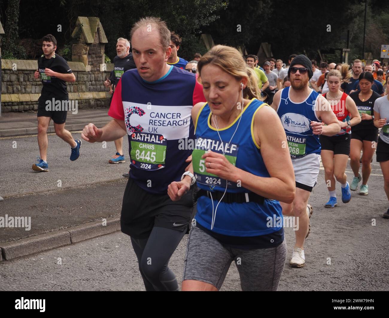 Läufer, die am Bath Half Marathon 2024 teilnehmen, einschließlich Teilnehmer, die Spenden für Cancer Research UK und Mind sammeln Stockfoto