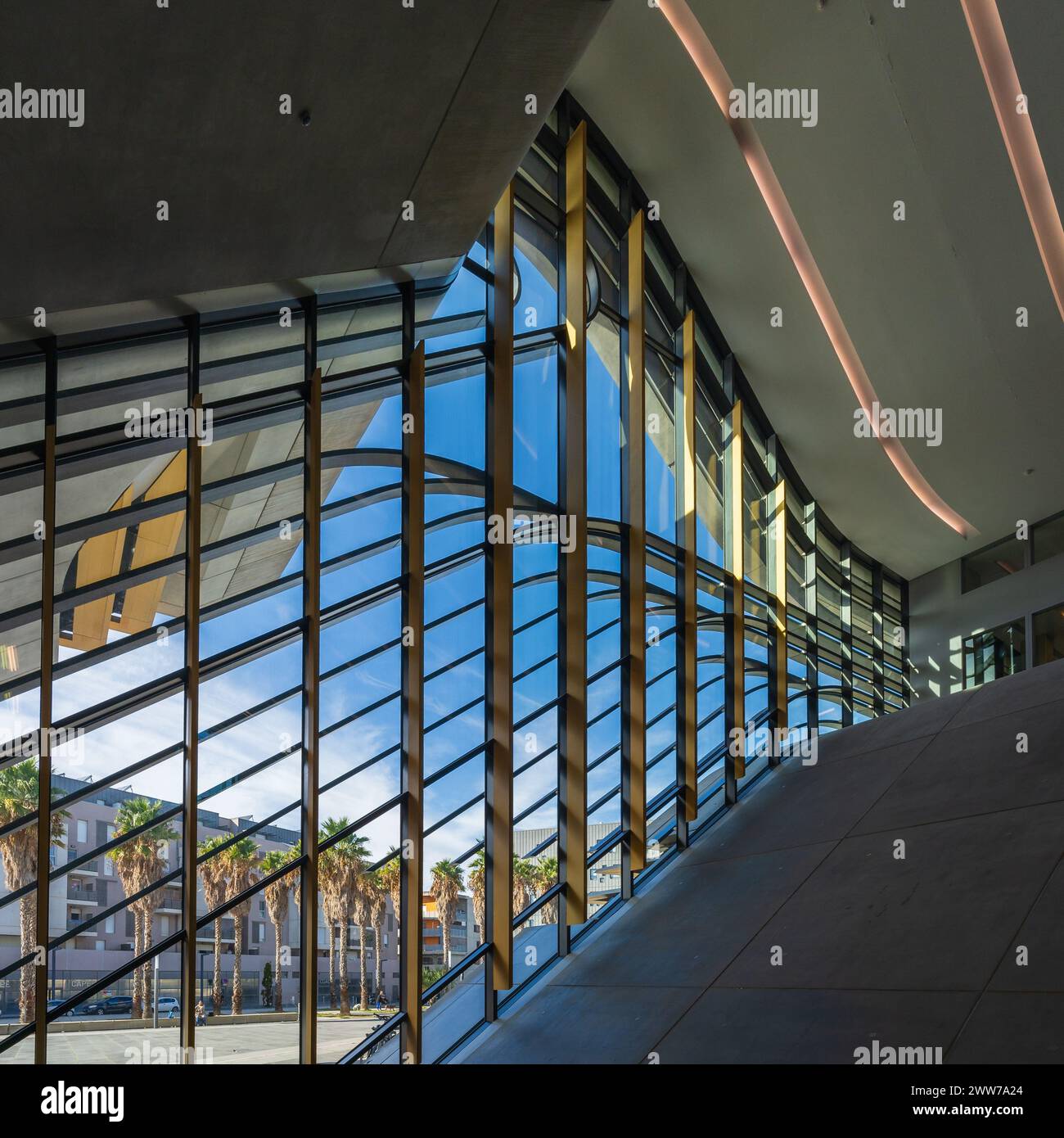 Innenansicht der Treppe im Pierresvives Kulturzentrum, Medienbibliothek und Archivgebäude - moderne Architektur von Zaha Hadid Stockfoto