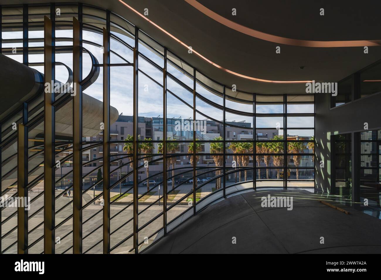 Innenansicht der zeitgenössischen Architektur des Pierresvives Kulturzentrums, der Medienbibliothek und des Archivgebäudes von Zaha Hadid Stockfoto