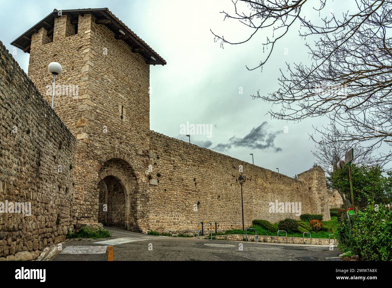 Die Eingangstore öffnen sich entlang der mittelalterlichen Stadtmauern. Porta Leone besteht aus einem Turm, in dem sich ein Doppelbogenportal öffnet. L'Aquila, Italien Stockfoto