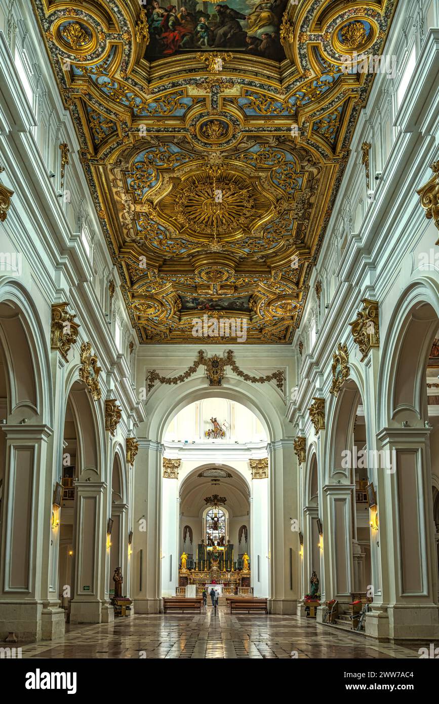 Die barocke Holzdecke, das Hauptschiff und der Altar der Basilika San Bernardino. L'Aquila, Abruzzen, Italien, Europa Stockfoto