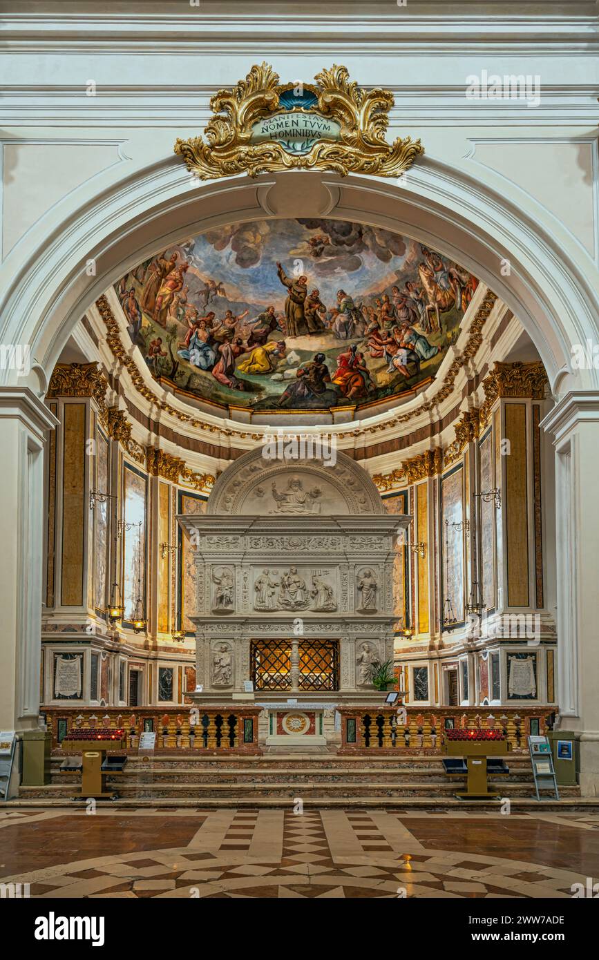 Das Mausoleum von San Bernardino ist das Grabdenkmal von Bernardino da Siena und befindet sich in der Basilika San Bernardino. L'Aquila, Italien Stockfoto