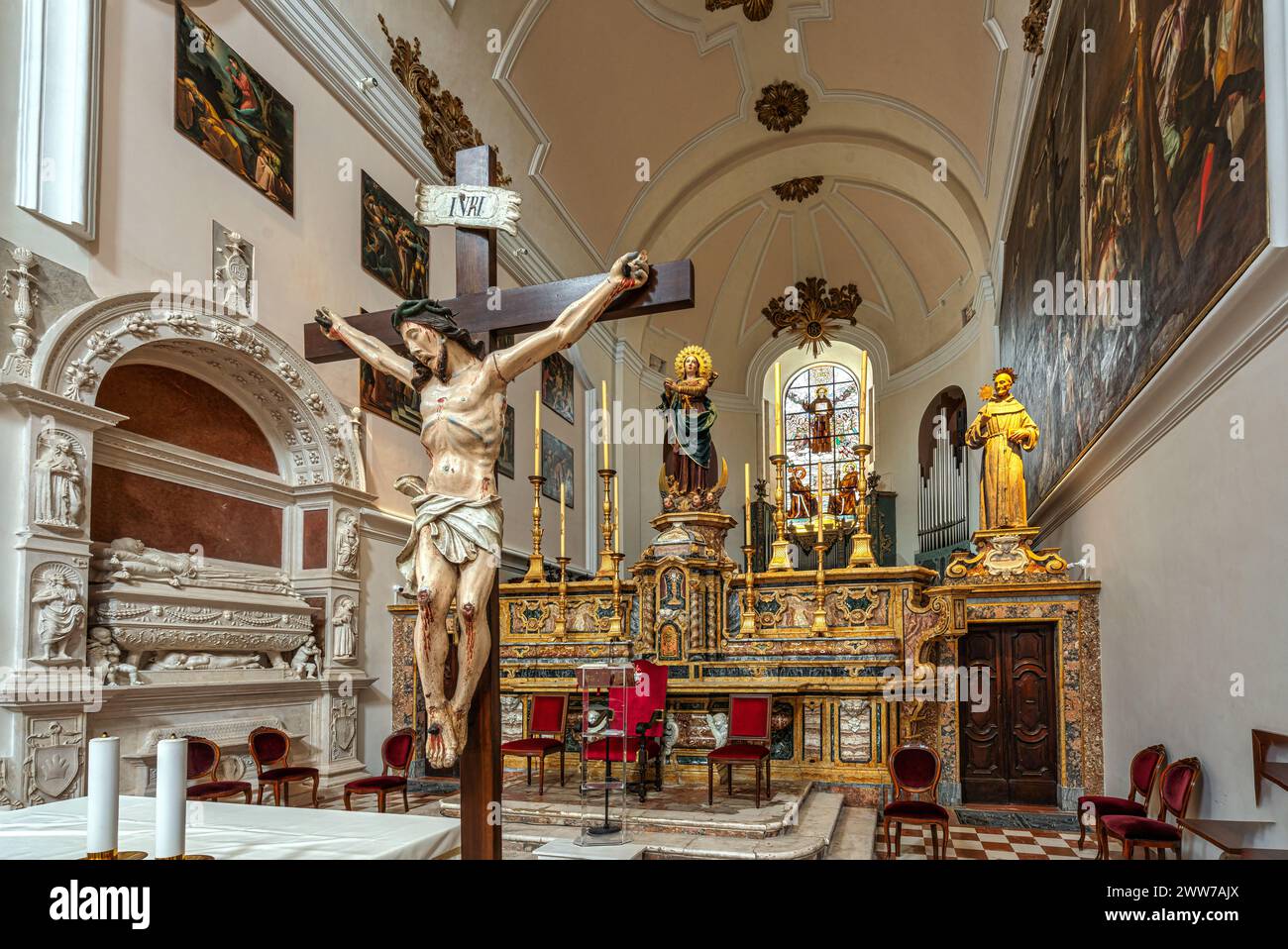 Der Hauptaltar der Basilika San Bernardino mit dem Kruzifix, dem Mausoleum von Maria Pereyra Camponeschi und dem barocken Altar. L'Aquila, Italien Stockfoto