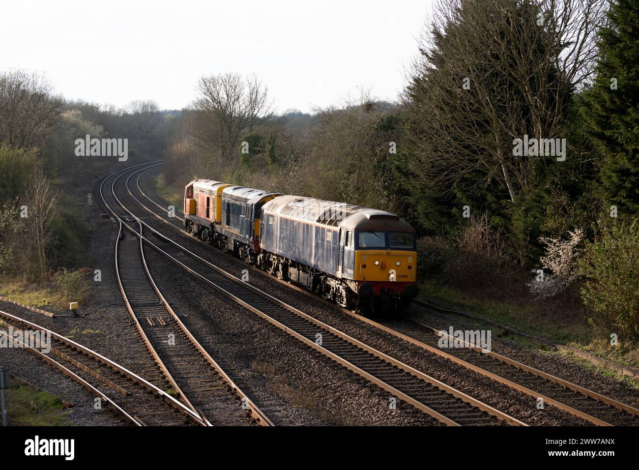 Erhaltene Diesellokomotiven 57003, 20302, 20311, nähern sich Hatton Station, Warwickshire, England, Großbritannien Stockfoto