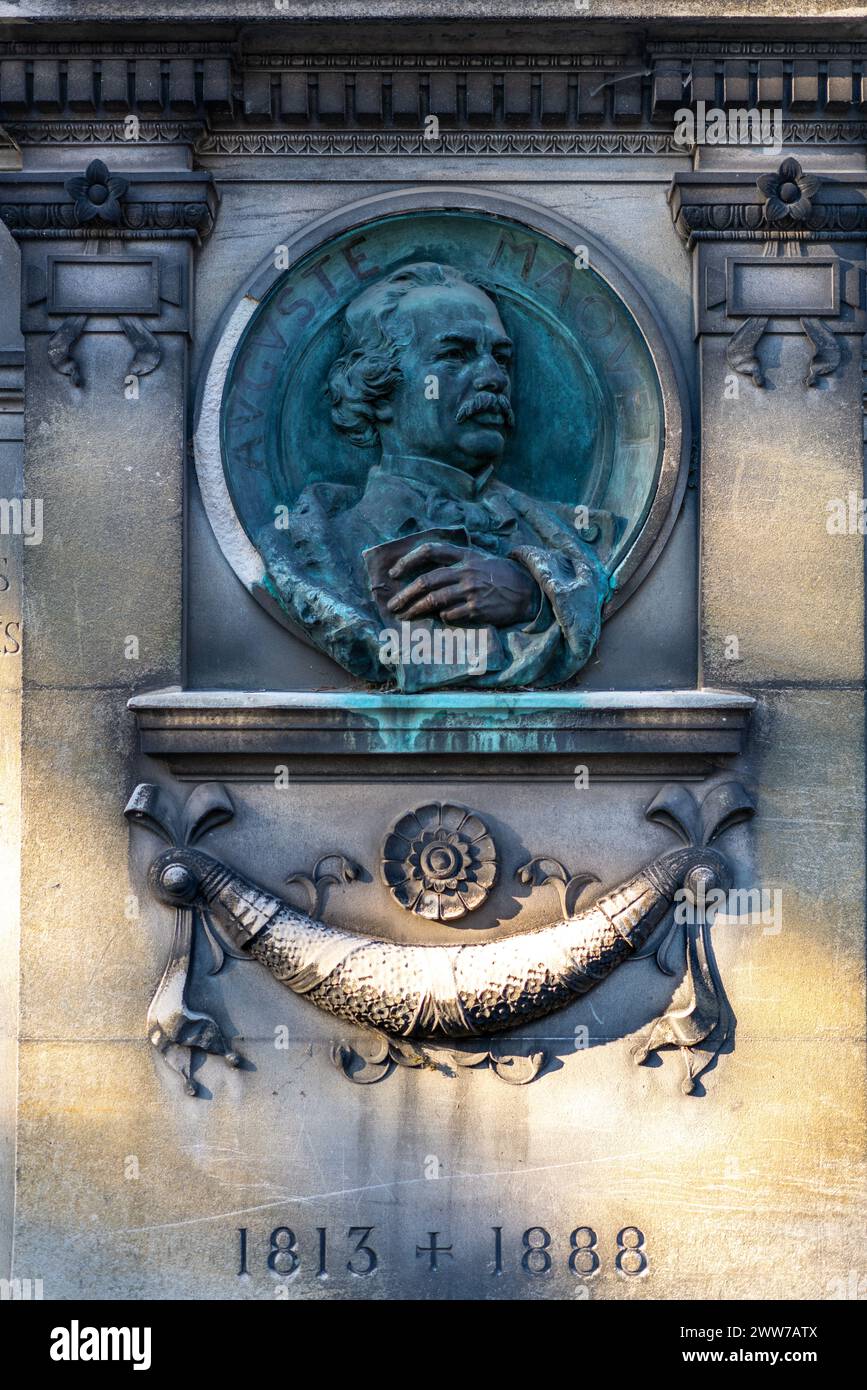 Auguste Maquets Grabmal mit plastischem Relief aus den Jahren 1813-1888, befindet sich in Paris. Stockfoto