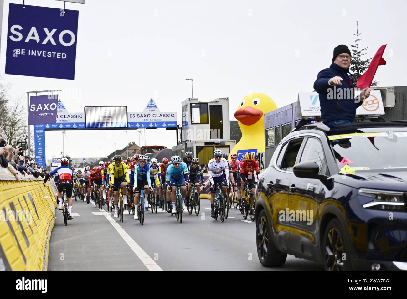 Harelbeke, Belgien. März 2024. Der Start des eintägigen Radrennens „E3 Saxo Bank Classic“, 207 km von und nach Harelbeke, Freitag, den 22. März 2024. BELGA FOTO DIRK WAEM Credit: Belga News Agency/Alamy Live News Stockfoto