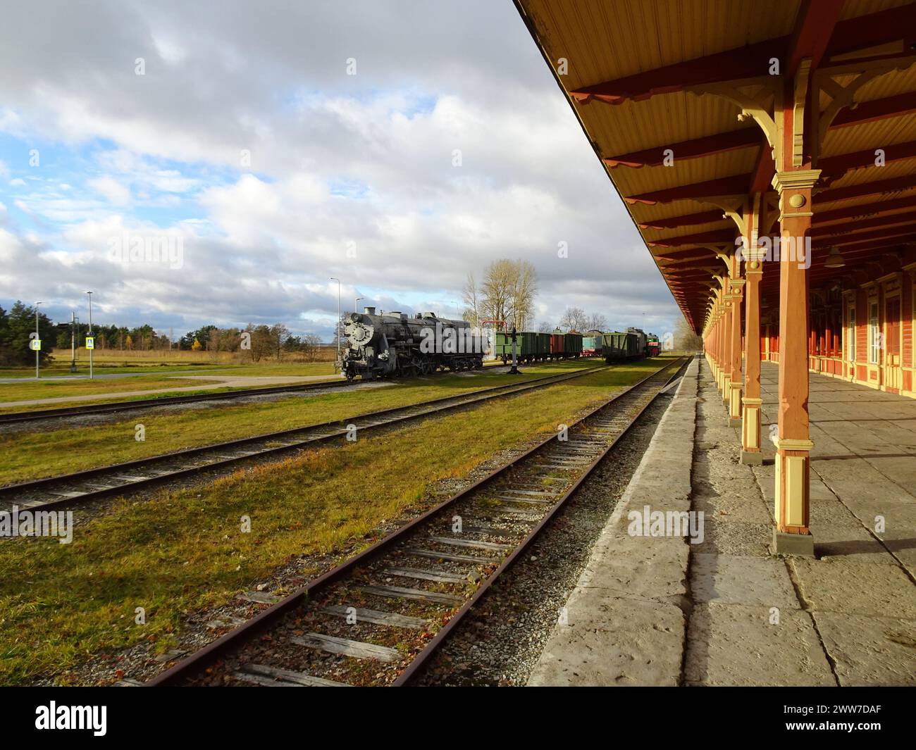 Alte Lokomotiven stehen im verlassenen Bahnhof in Haapsalu, Estland Stockfoto