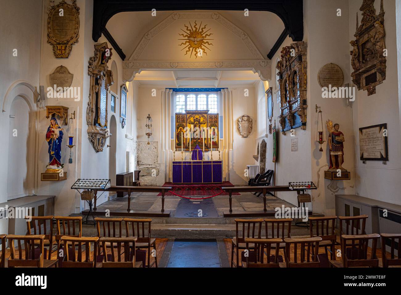 St. Pancras Old Church Interior London - die Pfarrkirche in Somers Town London soll an einer der ältesten Stätten christlicher Anbetung in England liegen Stockfoto