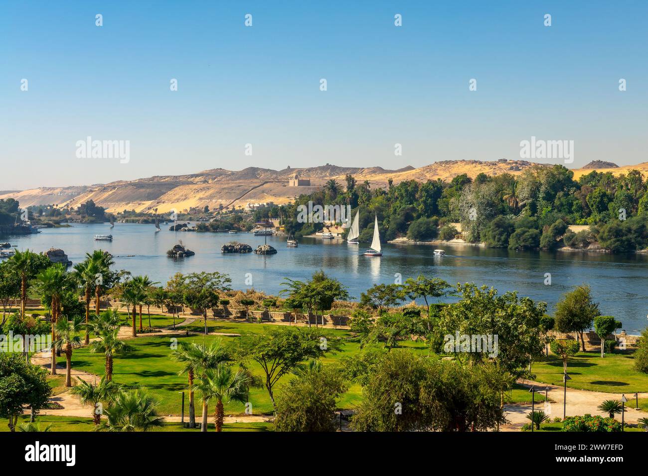 Panoramablick auf den Nil mit Feluken (traditionelle ägyptische Segelboote) in Assuan, Ägypten Stockfoto