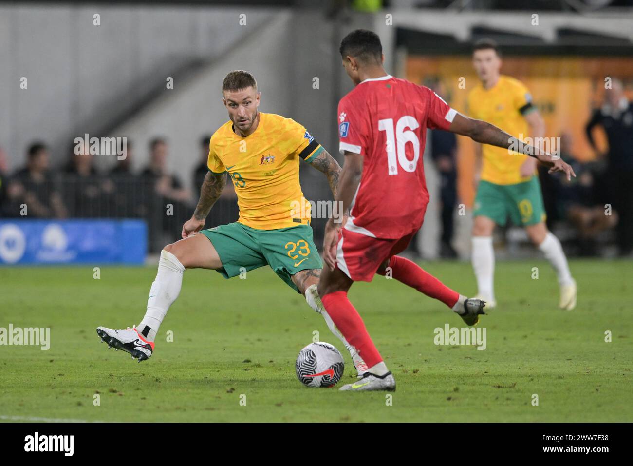 Parramatta, Australien. März 2024. Adam Taggart (L) von der australischen Fußballmannschaft und Walid Shour (R) von der libanesischen Fußballmannschaft sind während des Spiels der zweiten Qualifikationsrunde der FIFA-Weltmeisterschaft 2026 im CommBank-Stadion zu sehen. Endpunktzahl: Australien 2:0 Libanon. (Foto: Luis Veniegra/SOPA Images/SIPA USA) Credit: SIPA USA/Alamy Live News Stockfoto