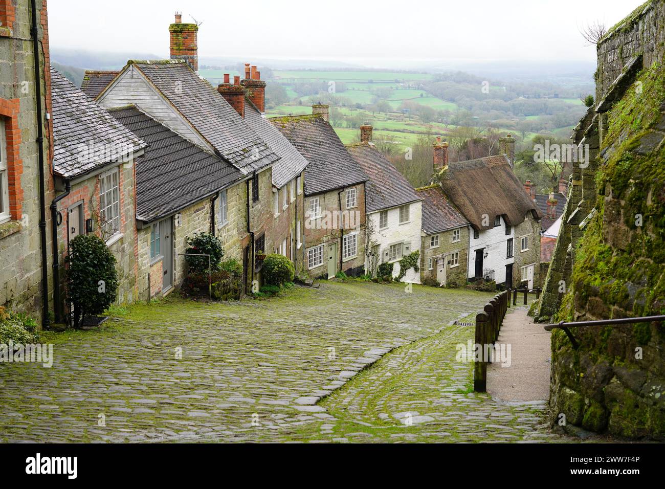 Blick hinunter zum Gold Hill, Shaftesbury in Dorset (März 2024) Stockfoto