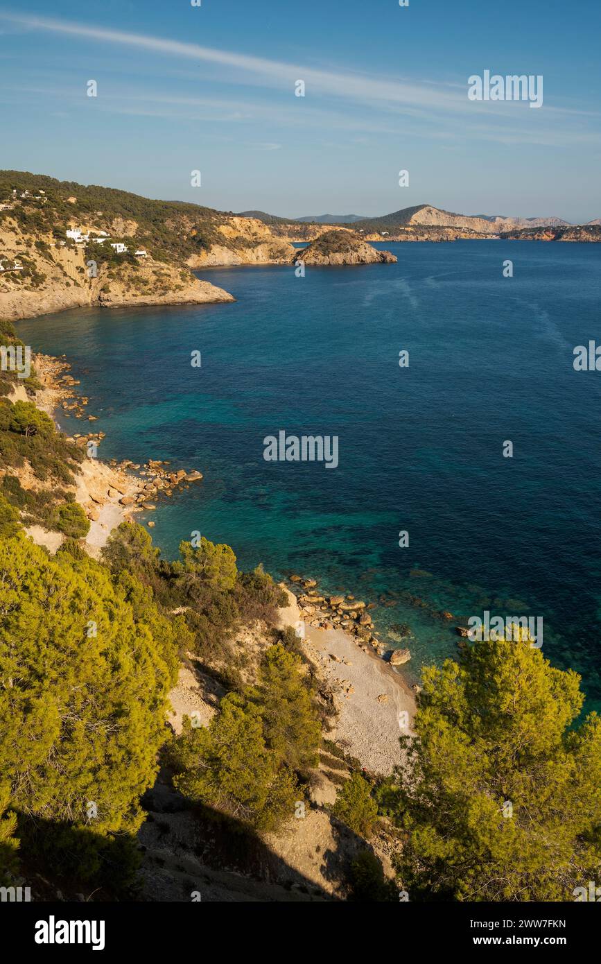 Fischerhütten am Ufer in Cala Porroig Beach, es Cubells, Ibiza Island, Balearen, Spanien Stockfoto