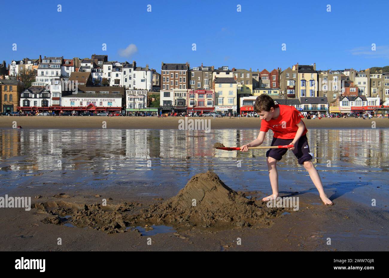 16/10/11. Umgeben von blauem Himmel, baut die zehnjährige Finley am Strand von Scarborough eine Zuflucht... alle Rechte vorbehalten. F Stopp P Stockfoto