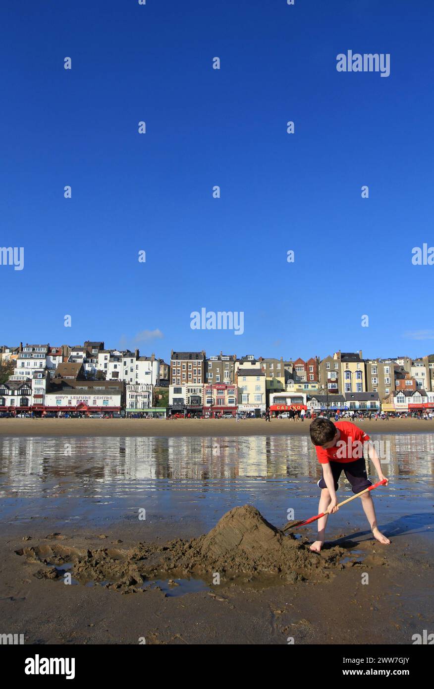 16/10/11. Umgeben von blauem Himmel, baut die zehnjährige Finley am Strand von Scarborough eine Zuflucht... alle Rechte vorbehalten. F Stopp P Stockfoto