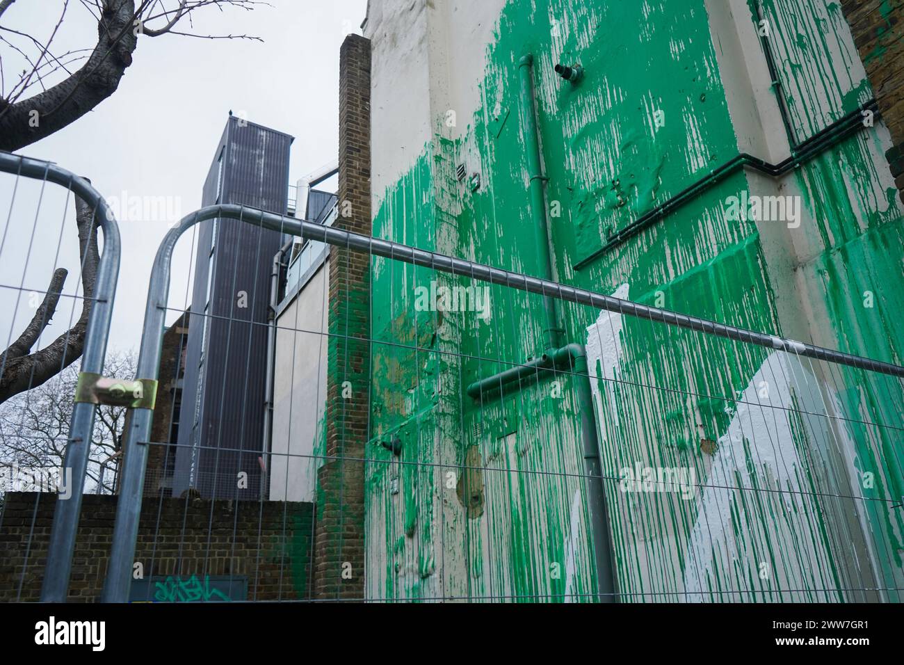 März 2024 . Das neue Banksy-Baumgemälde ist eingezäunt, nachdem es mit weißer Farbe zerstört wurde. Das Wandgemälde ist zu einer Touristenattraktion geworden, bei der Menschen anhalten, um Fotos zu machen. Quelle: amer Gazzal/Alamy Live News Stockfoto