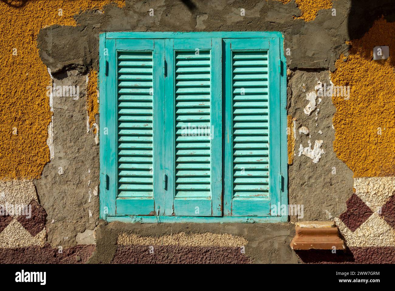 Buntes blaues Holzfenster mit Fensterläden auf Elephantine Island, Assuan, Ägypten Stockfoto