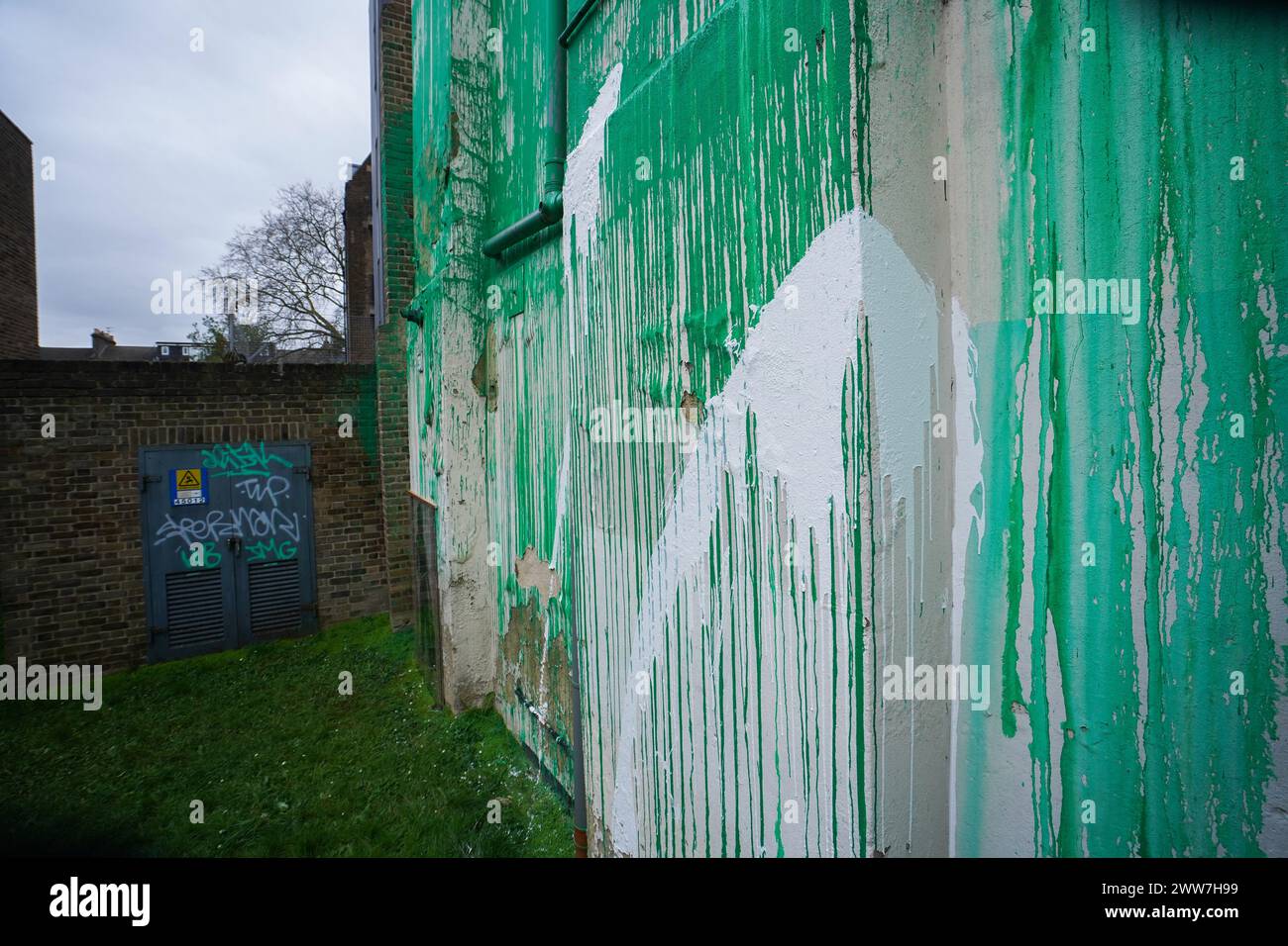 März 2024 . Das neue Banksy-Baumgemälde ist eingezäunt, nachdem es mit weißer Farbe zerstört wurde. Das Wandgemälde ist zu einer Touristenattraktion geworden, bei der Menschen anhalten, um Fotos zu machen. Quelle: amer Gazzal/Alamy Live News Stockfoto
