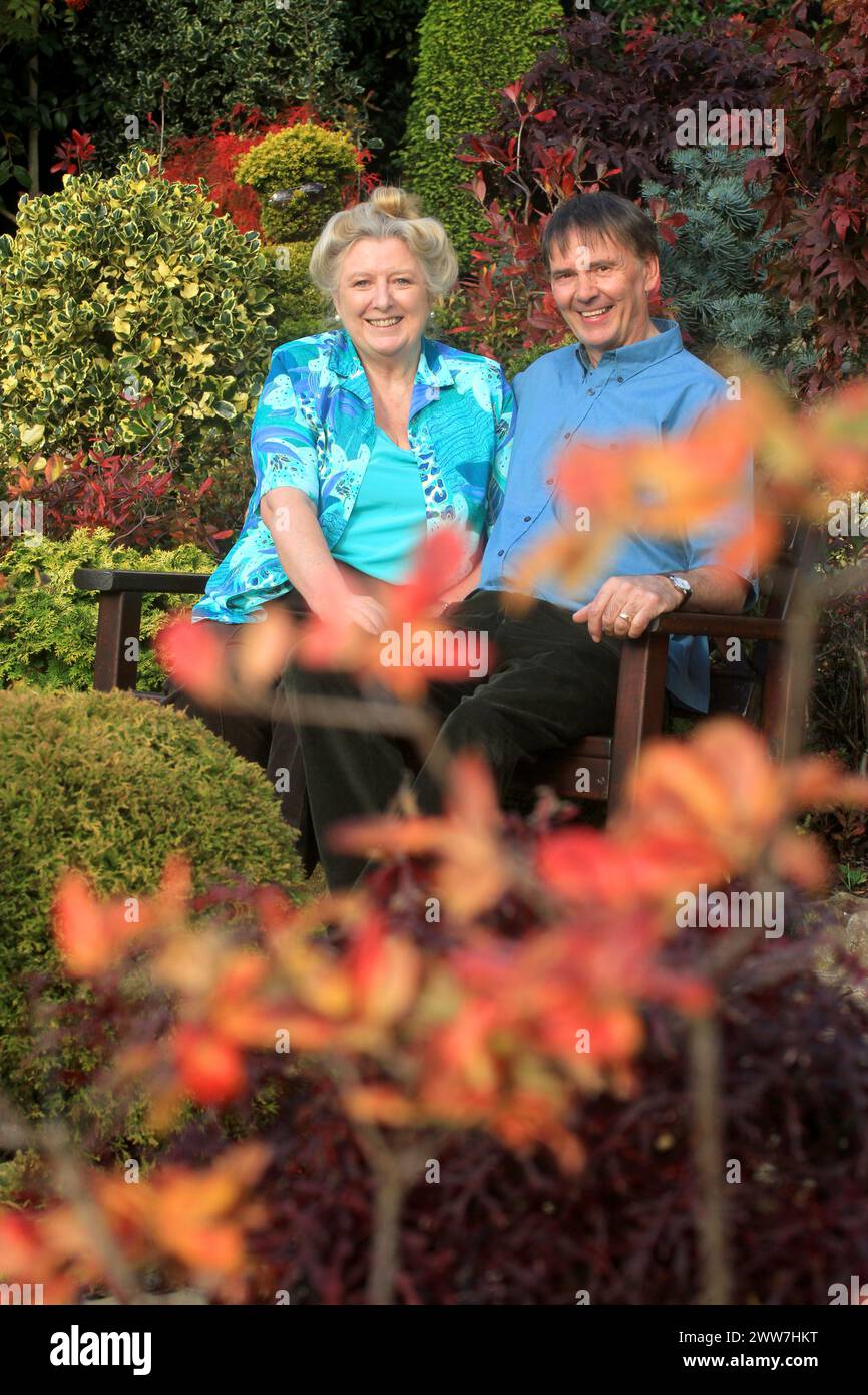 28/10/11 ..der pensionierte GP Tony Newton, 62 Jahre alt, und seine Frau Marie, 62 Jahre alt, ist von einem Kaleidoskop in Herbstfarbe in ihrem Garten in Walsall, West Midl, umgeben Stockfoto