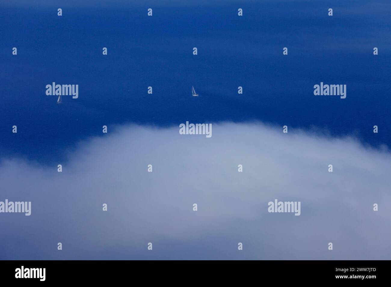 Wolken über dem blauen Wasser des Mittelmeers zwischen den Calanqes, Provence, Frankreich Stockfoto