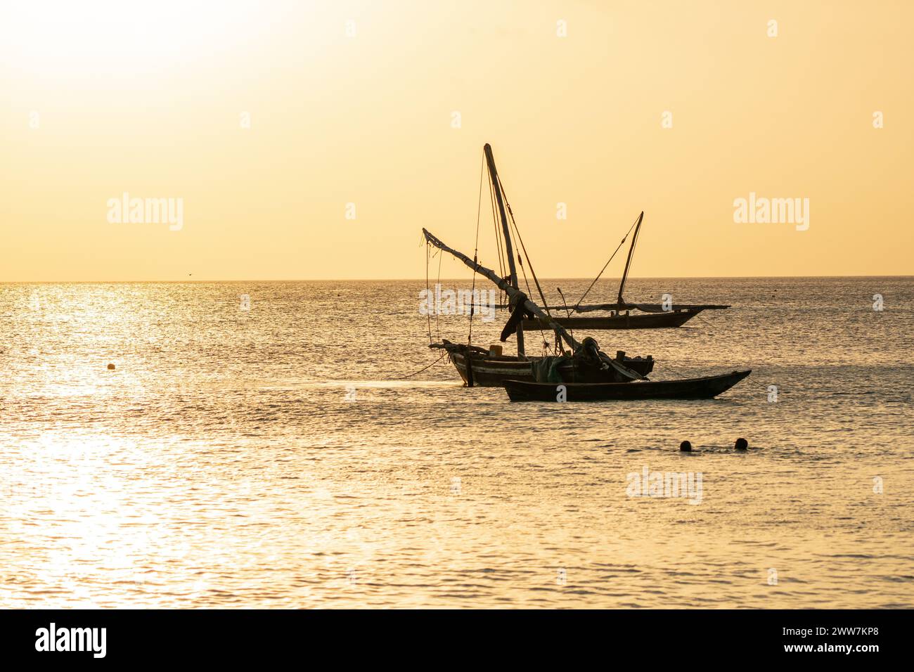 Fischerboote bei Sonnenuntergang fotografiert in Sansibar Stockfoto